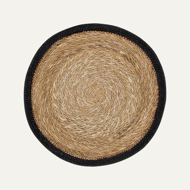 Round placemat Emil, made of seagrass with black border of jute 